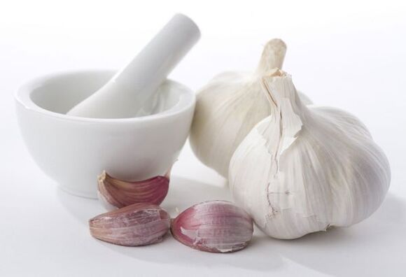 Garlic will effectively cleanse the body of helminths