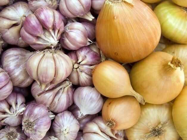 Fresh Onion and Garlic to Get Rid of Worms